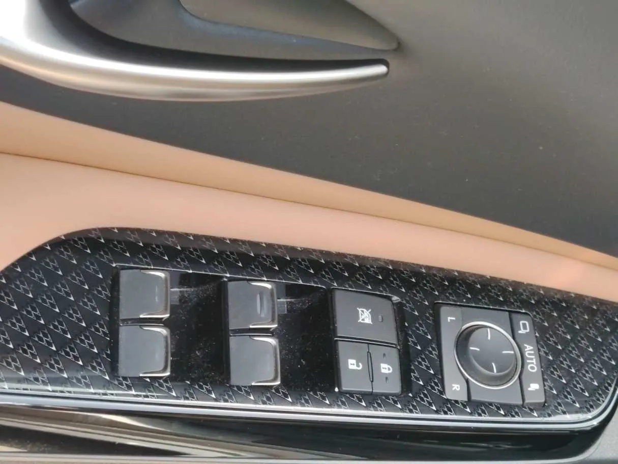 Car image 26