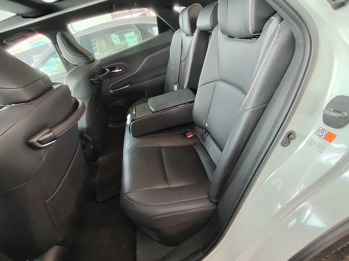 Car image 23