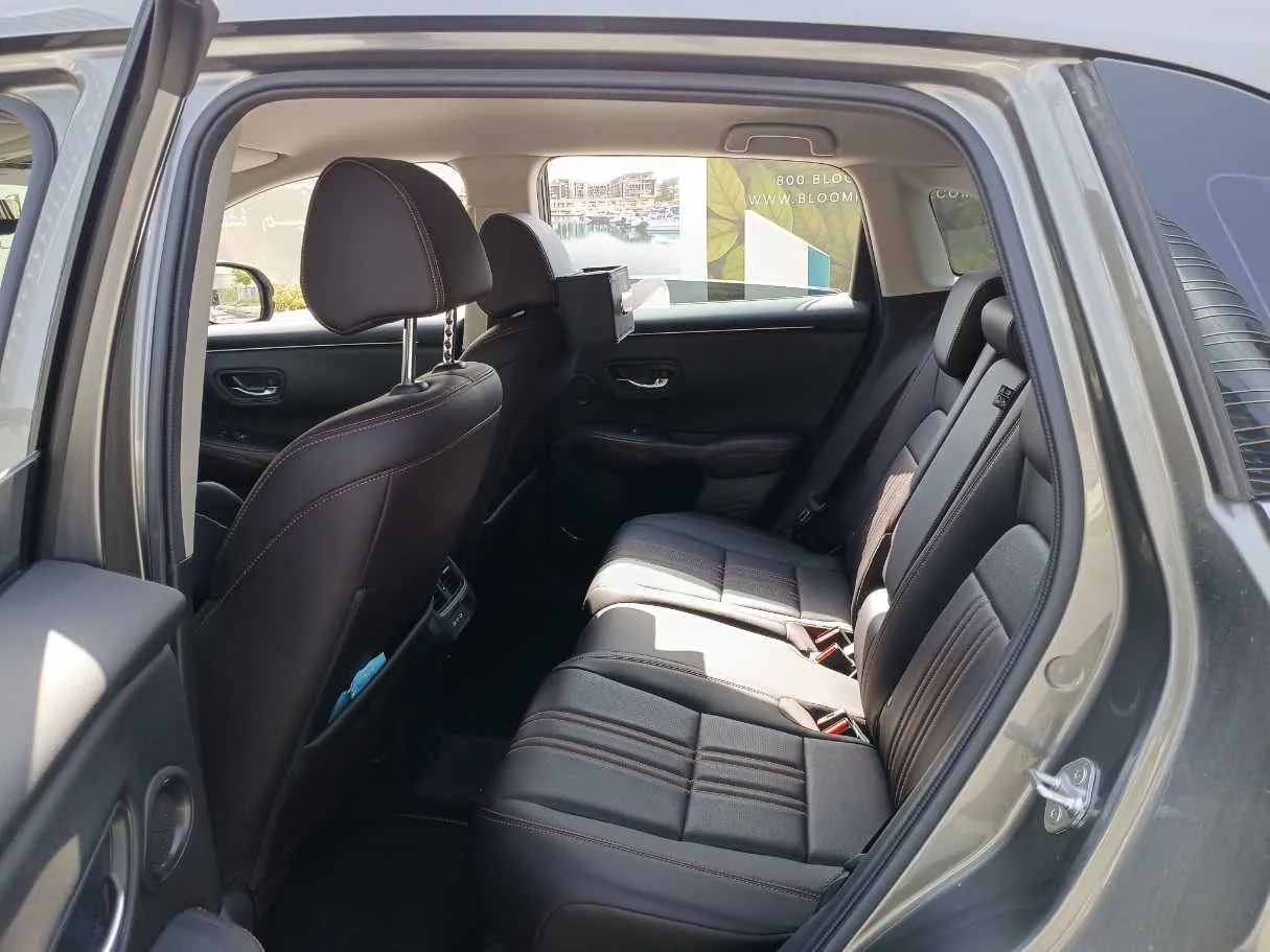 Car image 13