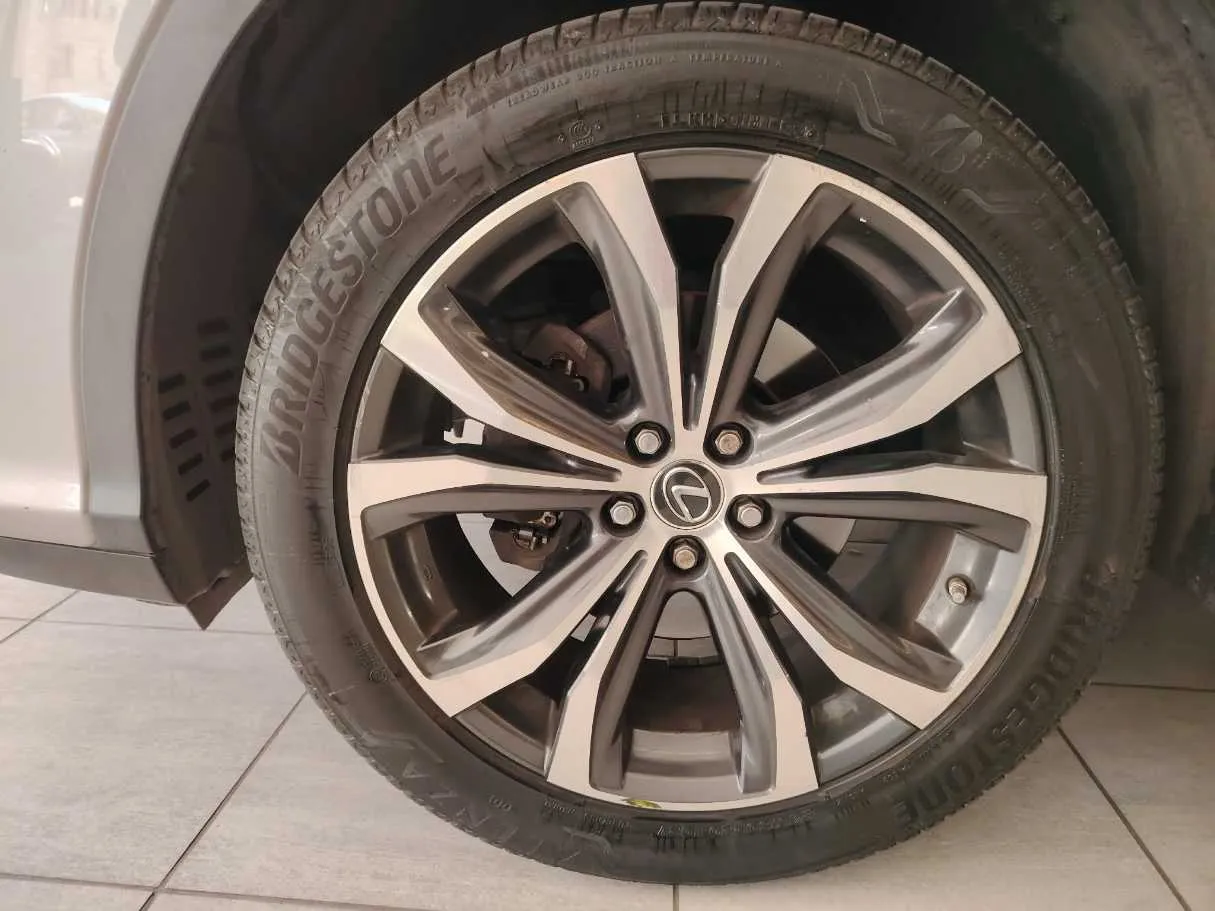 Car image 10