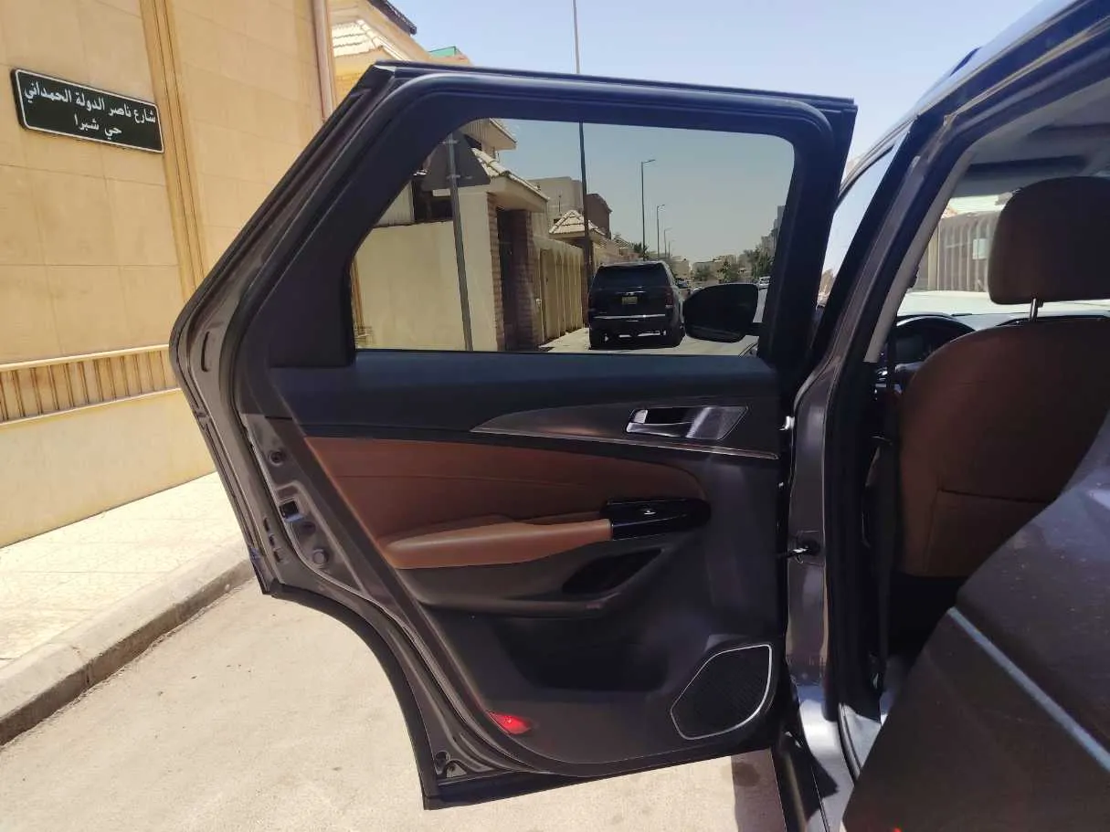 Car image 15