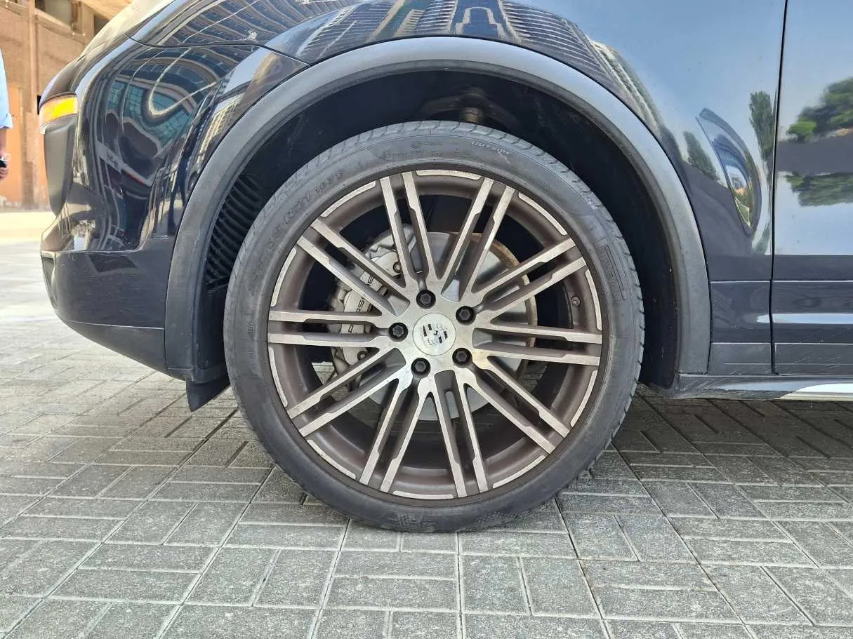 Car image 9