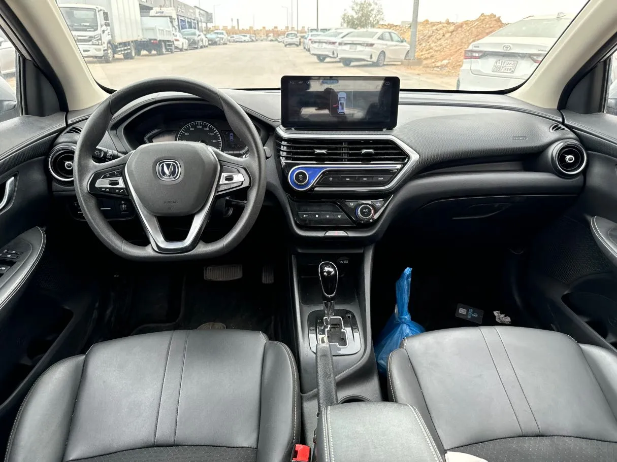 Car image 14