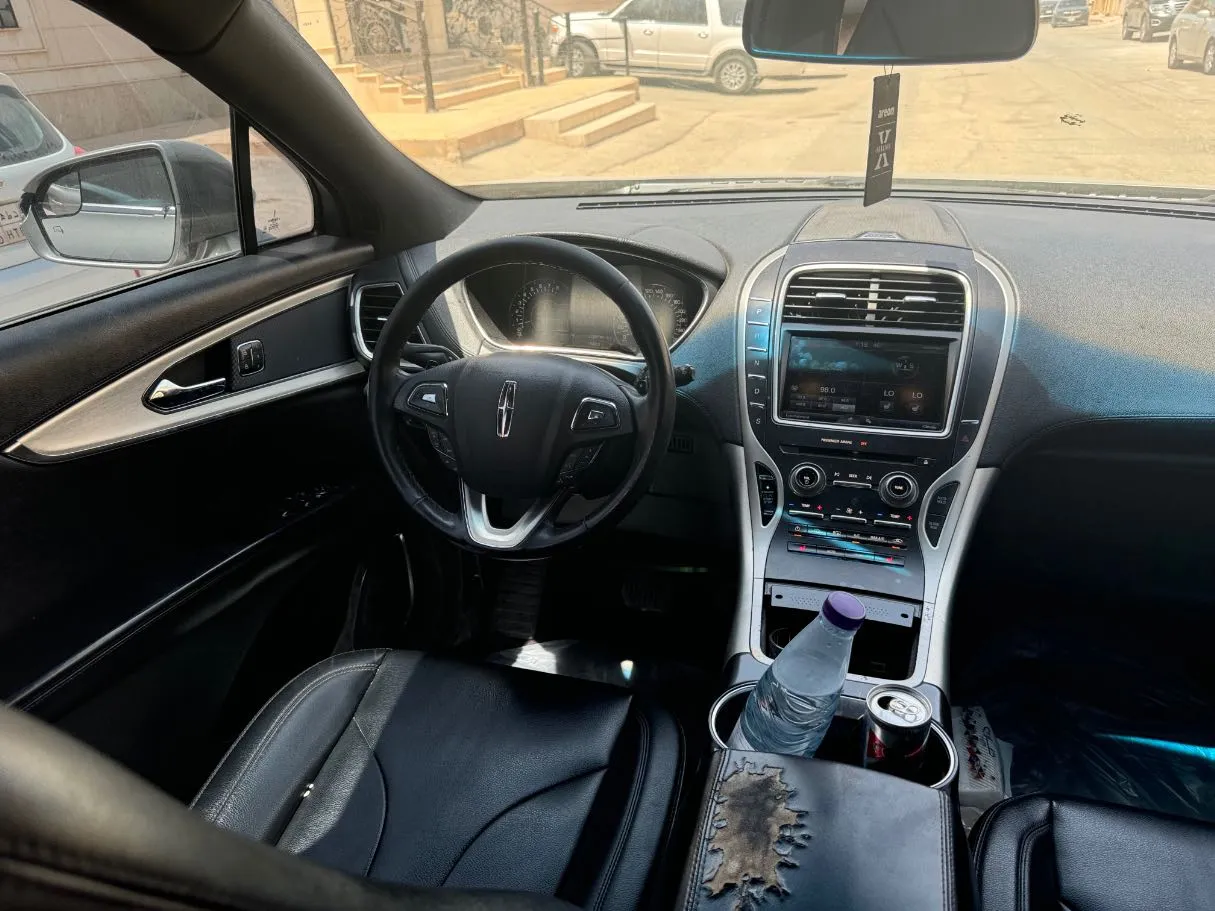 Car image 14