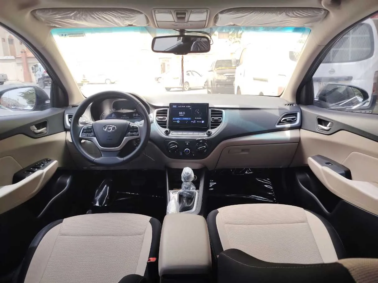 Car image 17