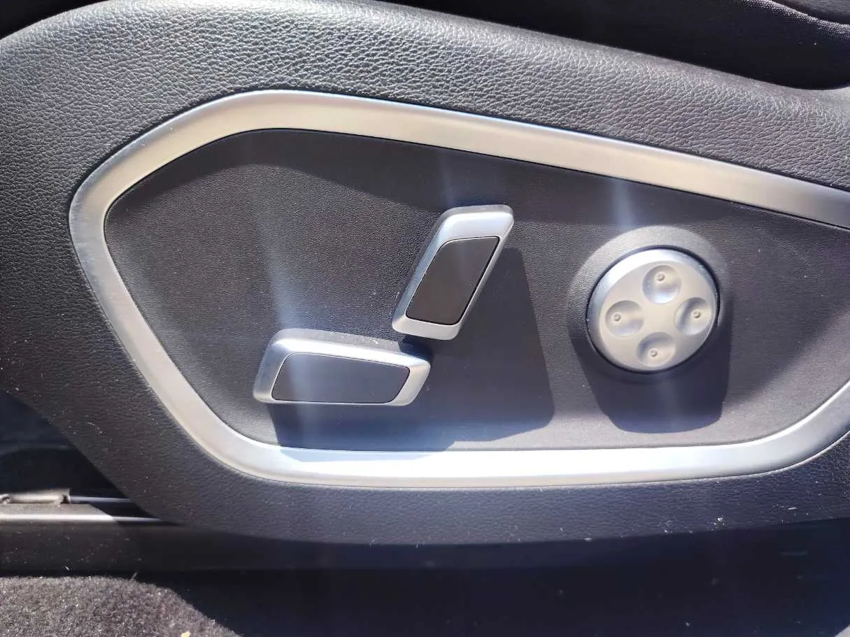 Car image 27