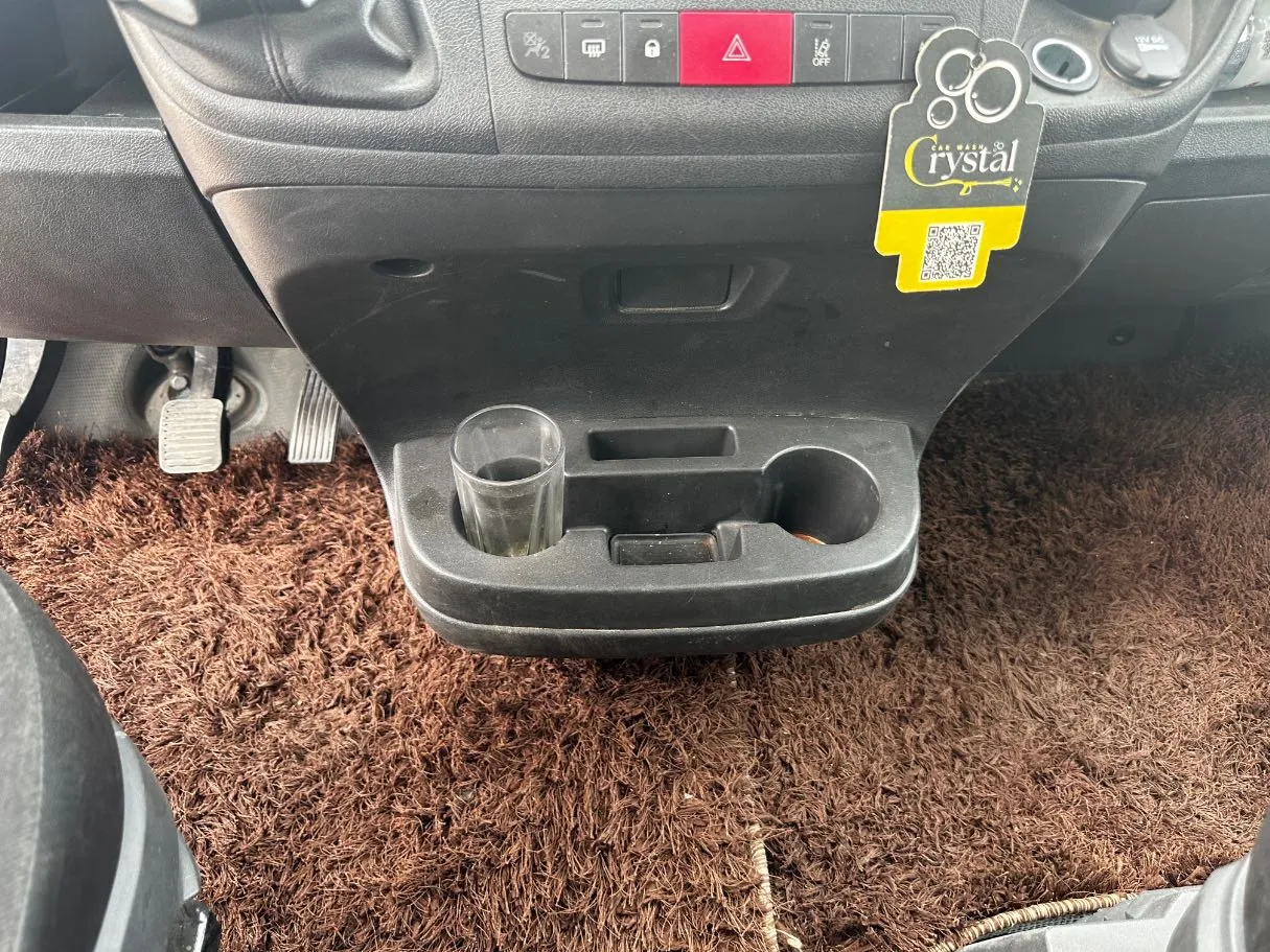 Car image 14