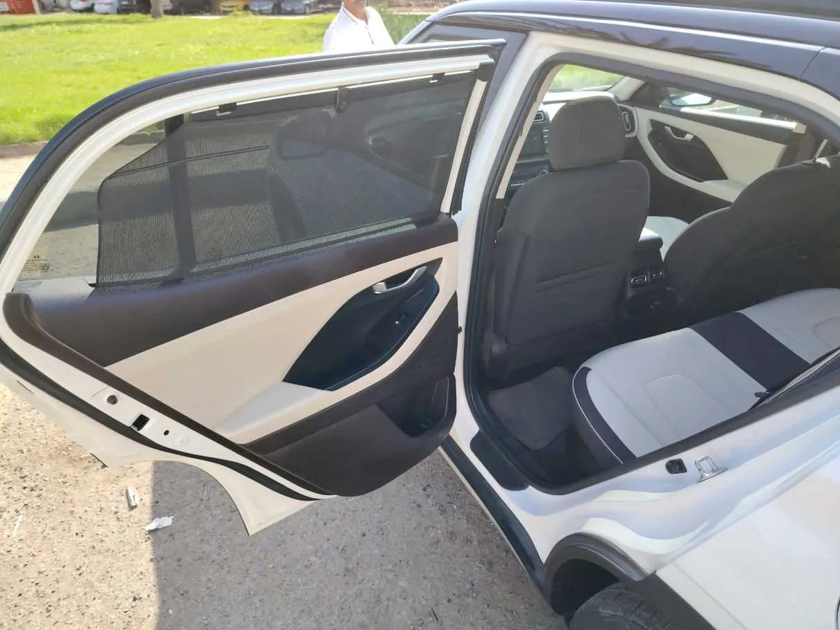 Car image 17
