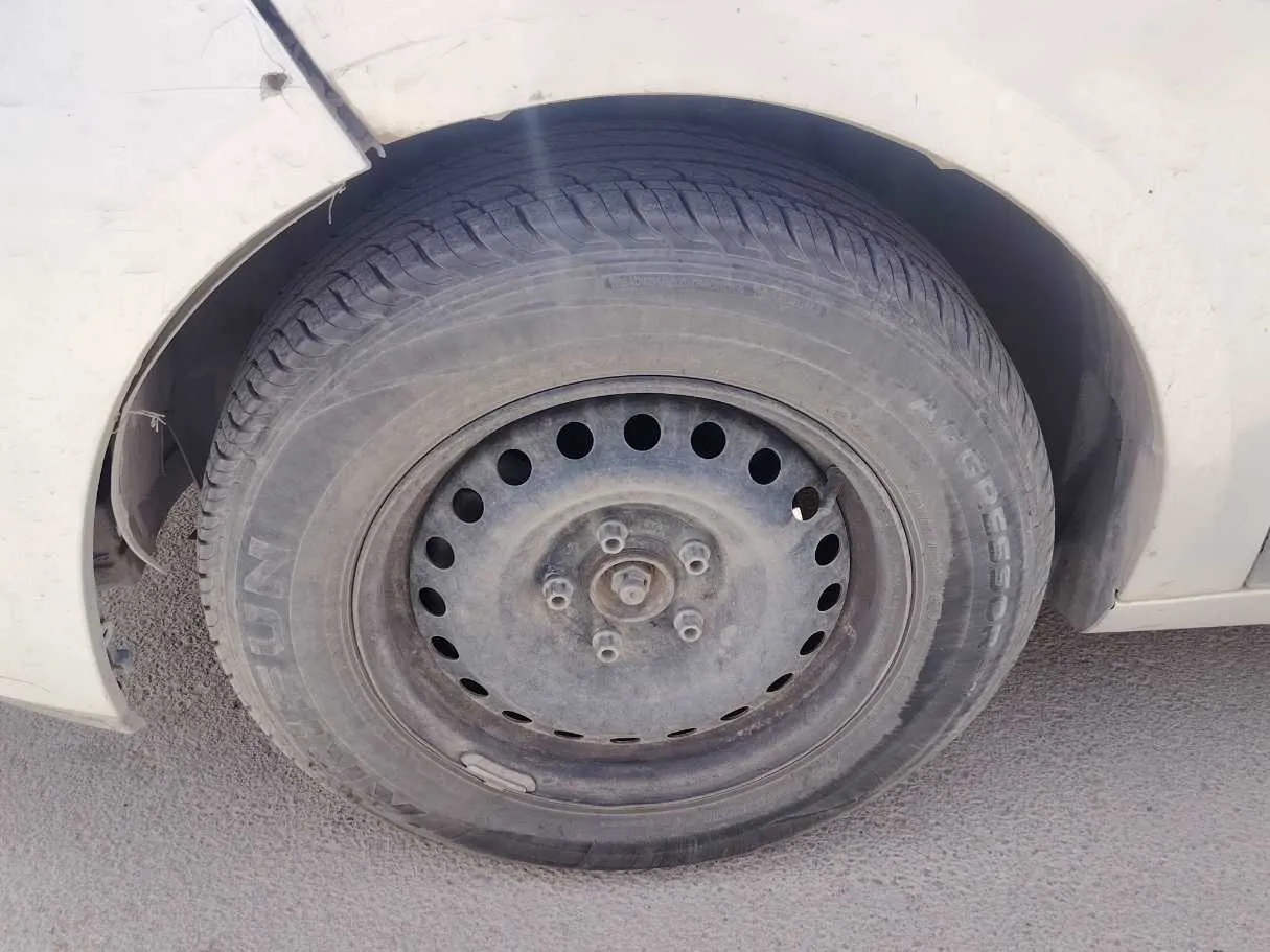 Car image 10