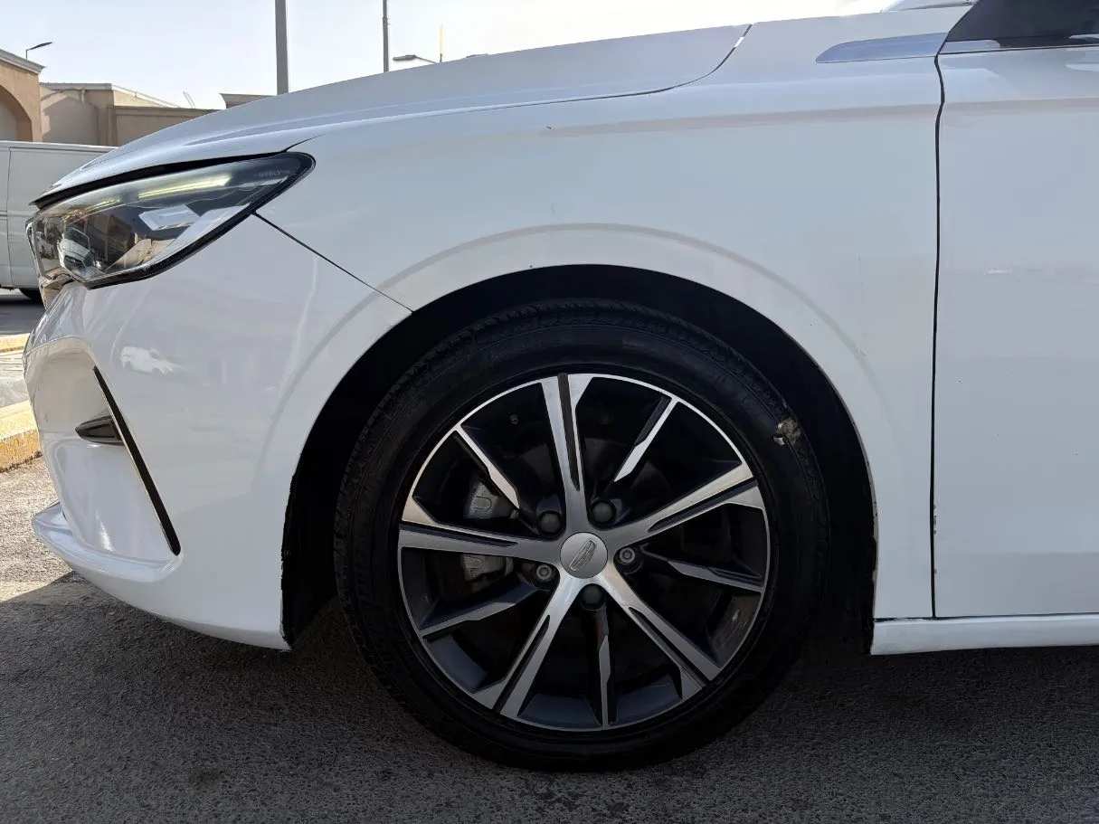 Car image 9