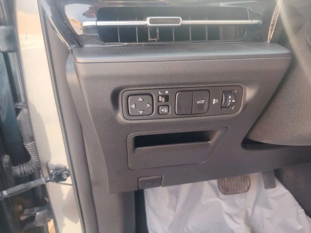 Car image 24