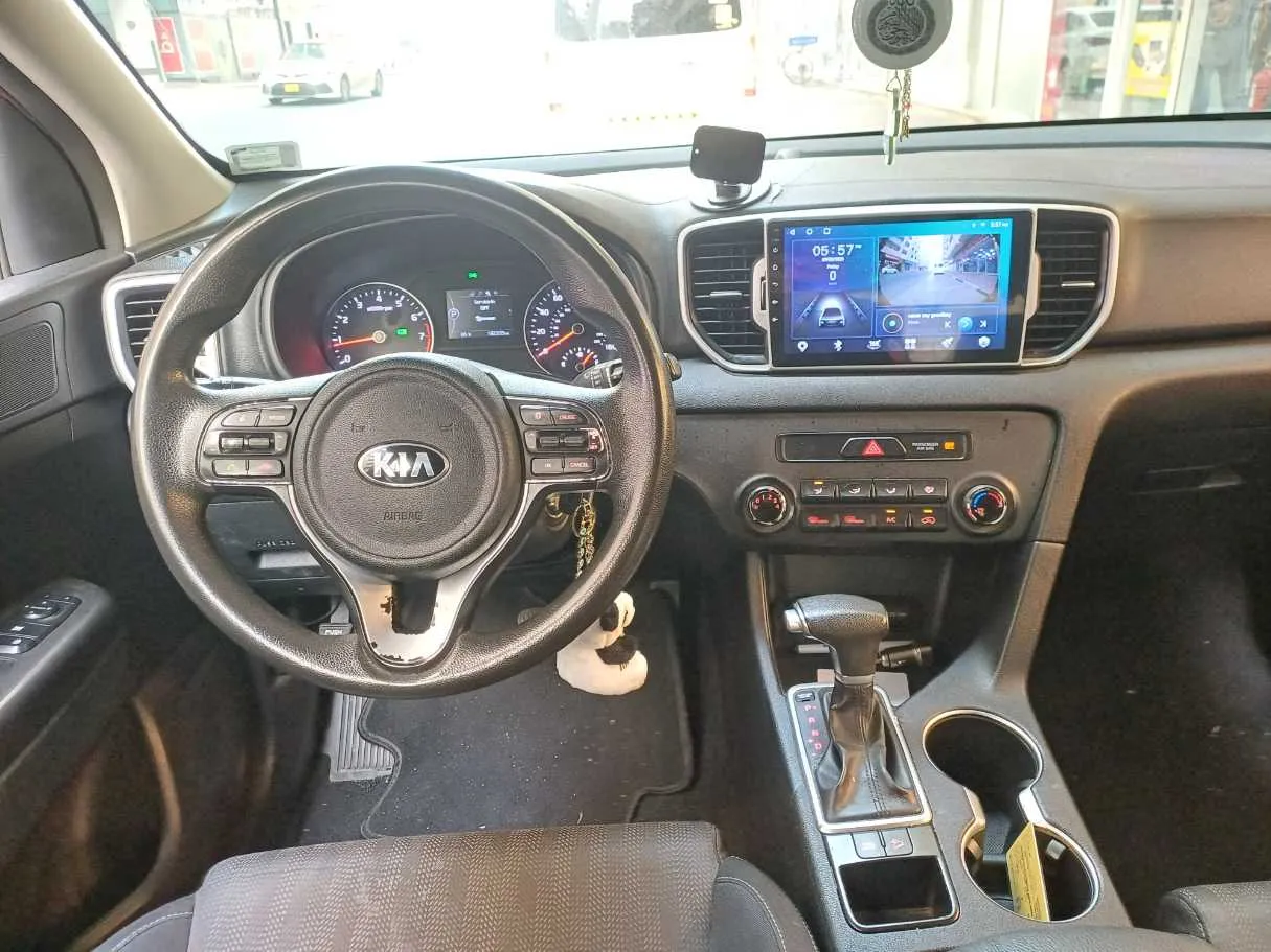 Car image 16