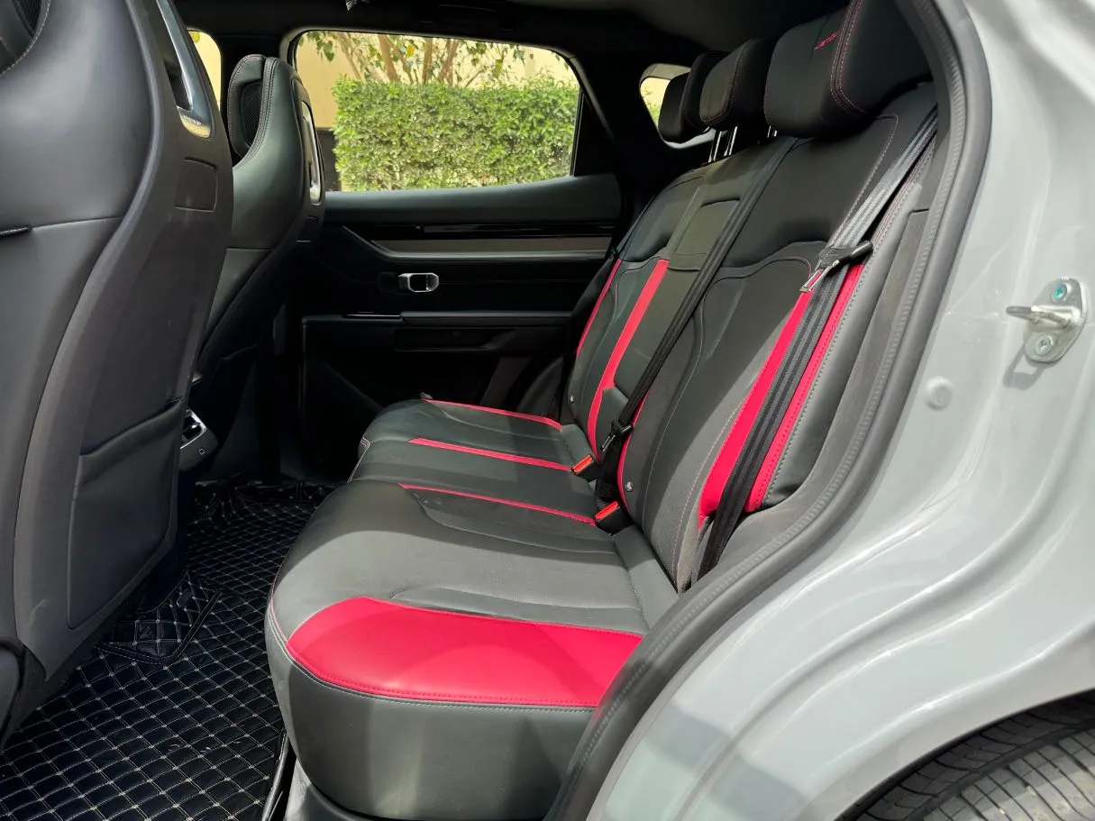 Car image 14