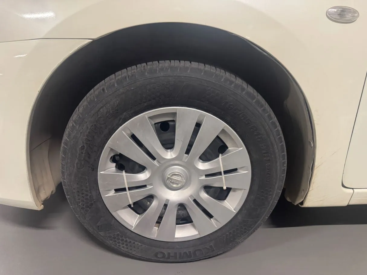 Car image 9