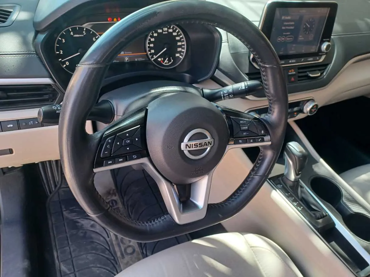 Car image 19