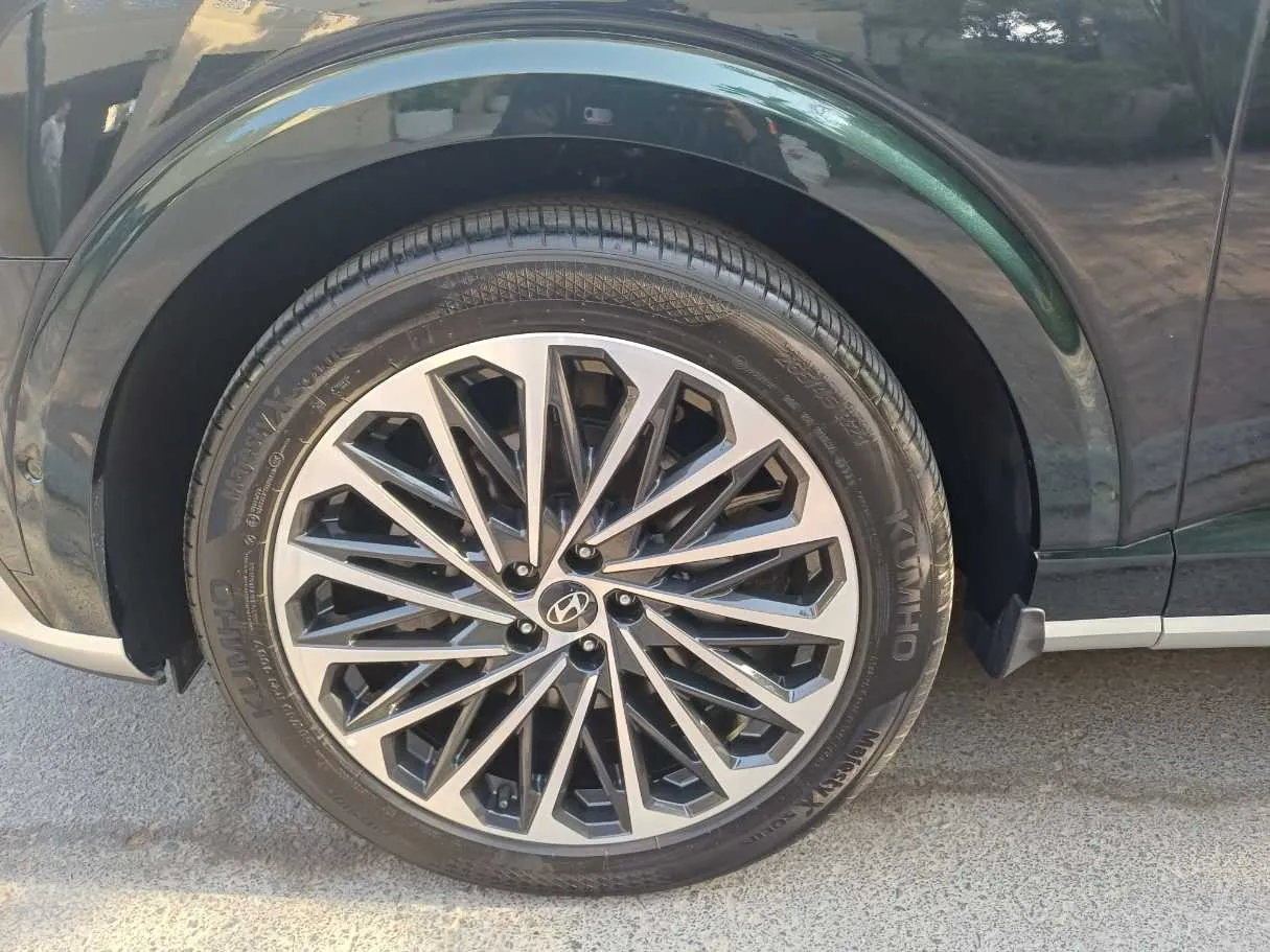Car image 9