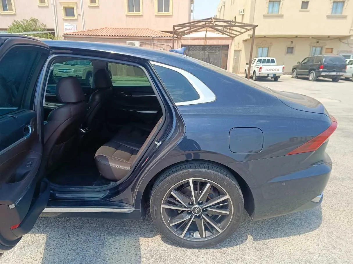 Car image 17