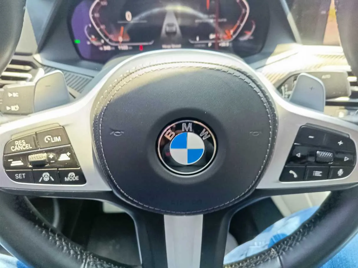 Car image 30