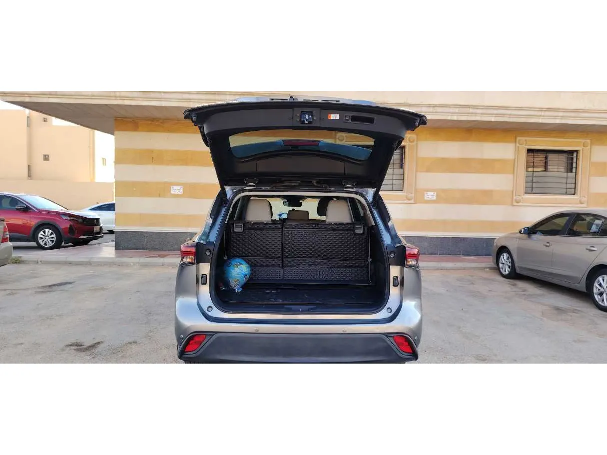 Car image 23