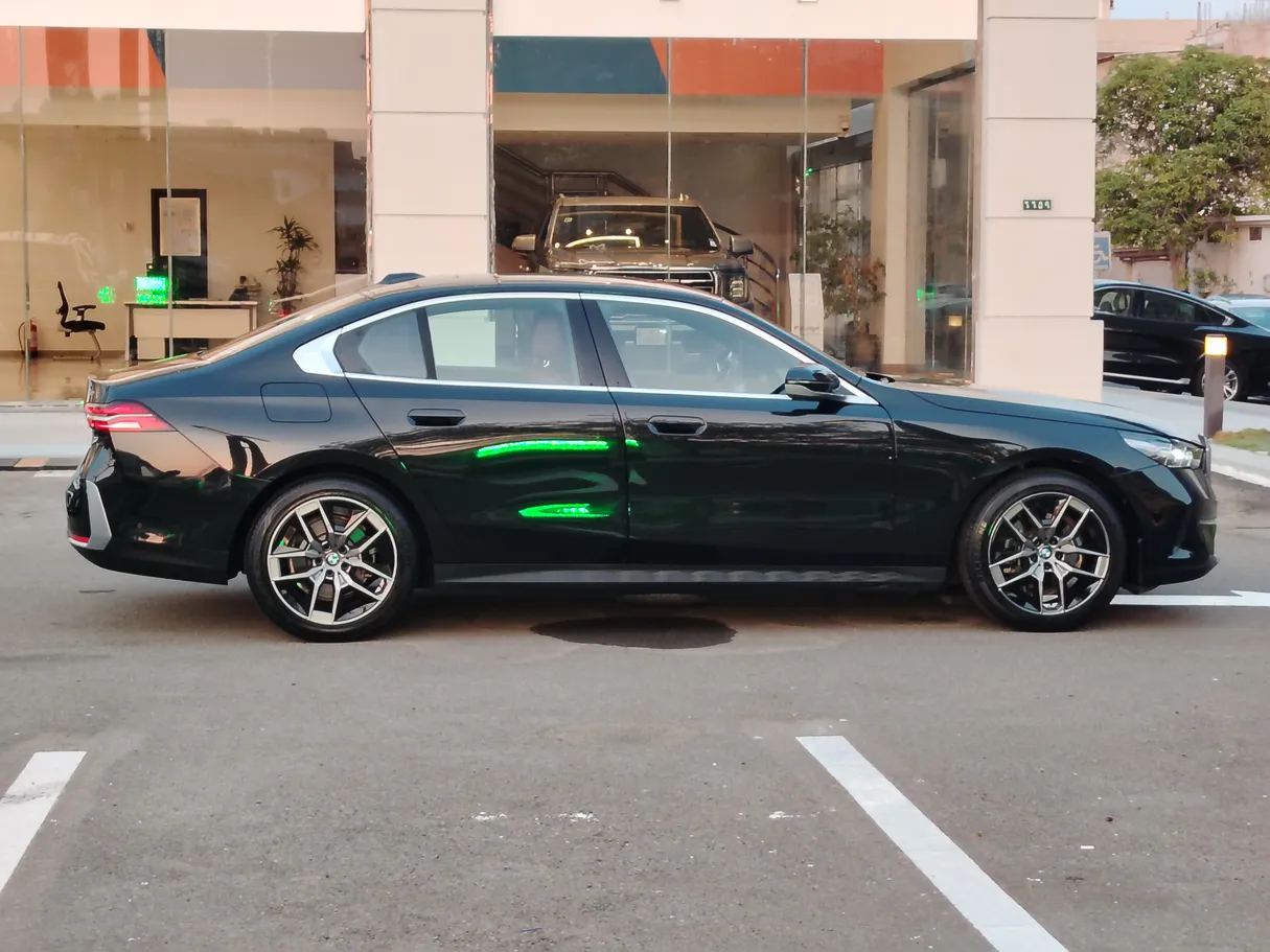 Car image 4
