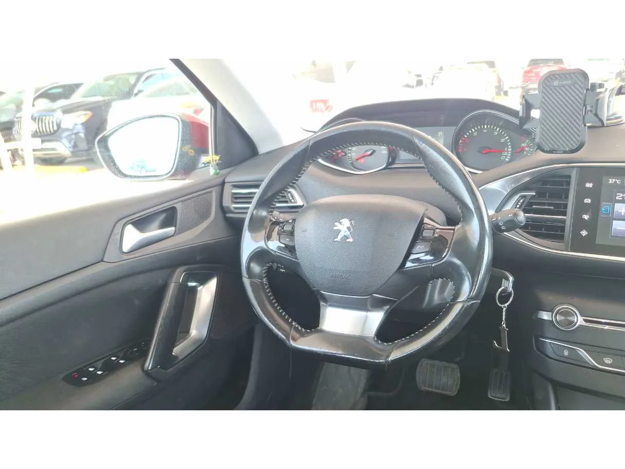 Car image 16