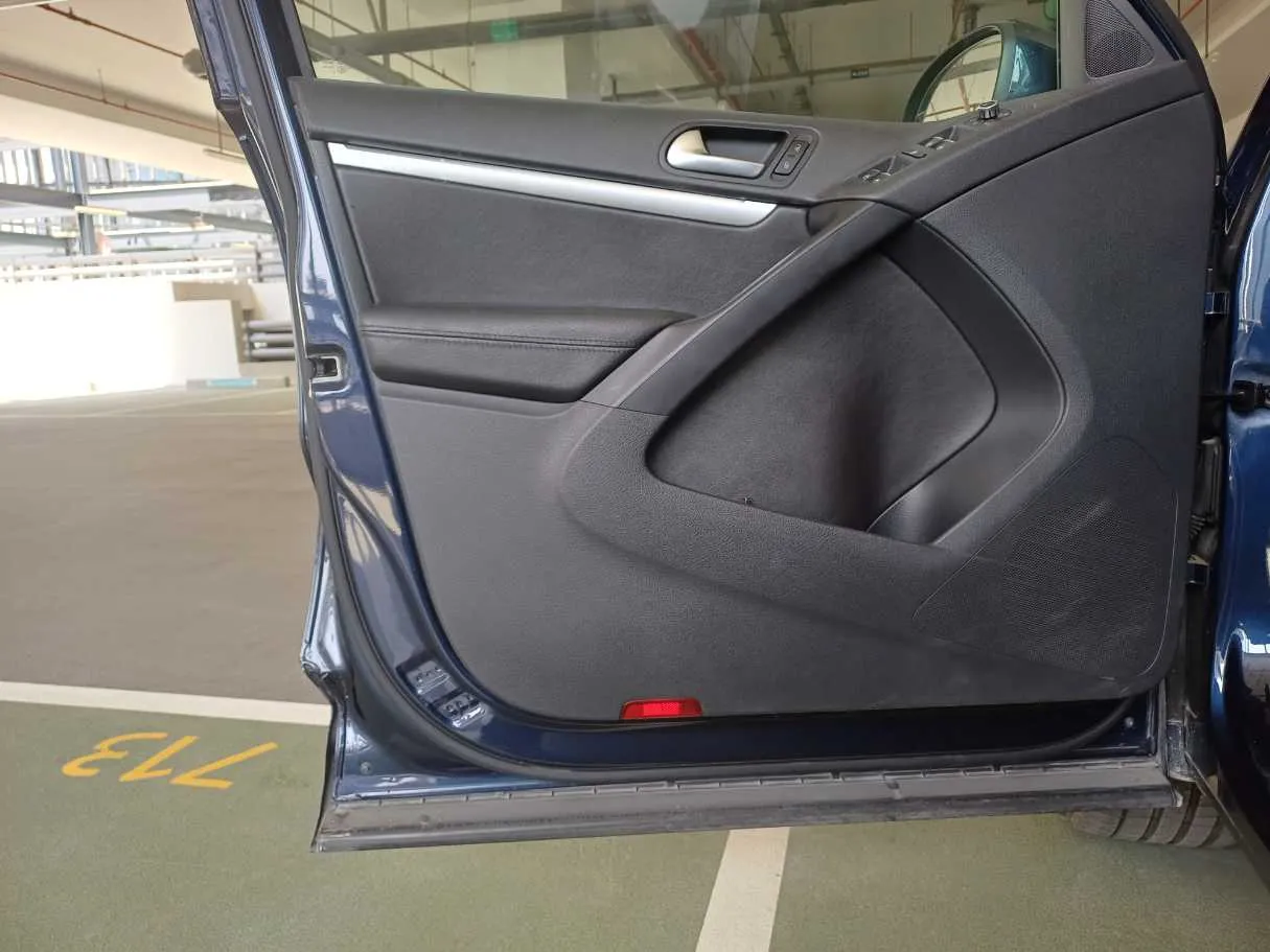 Car image 10