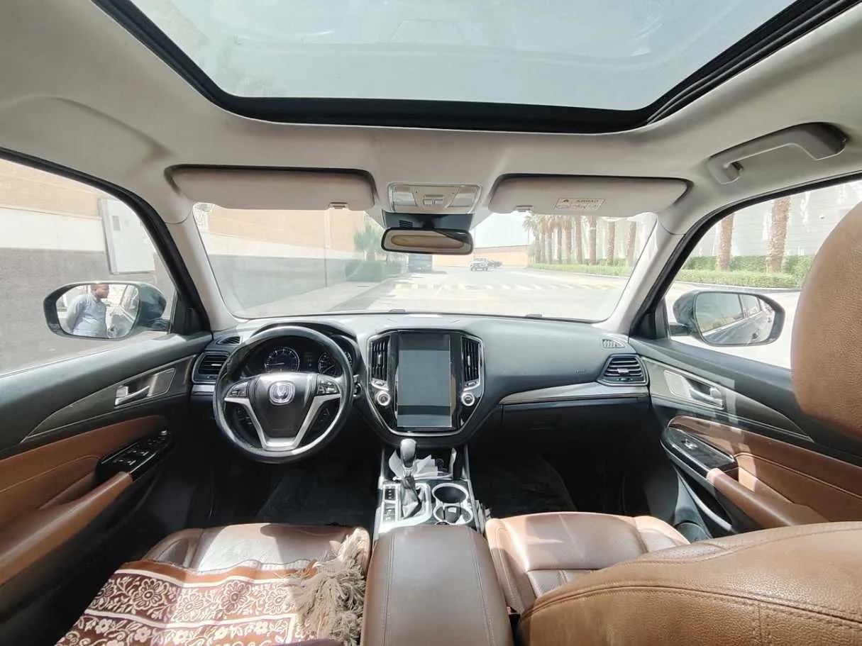 Car image 18