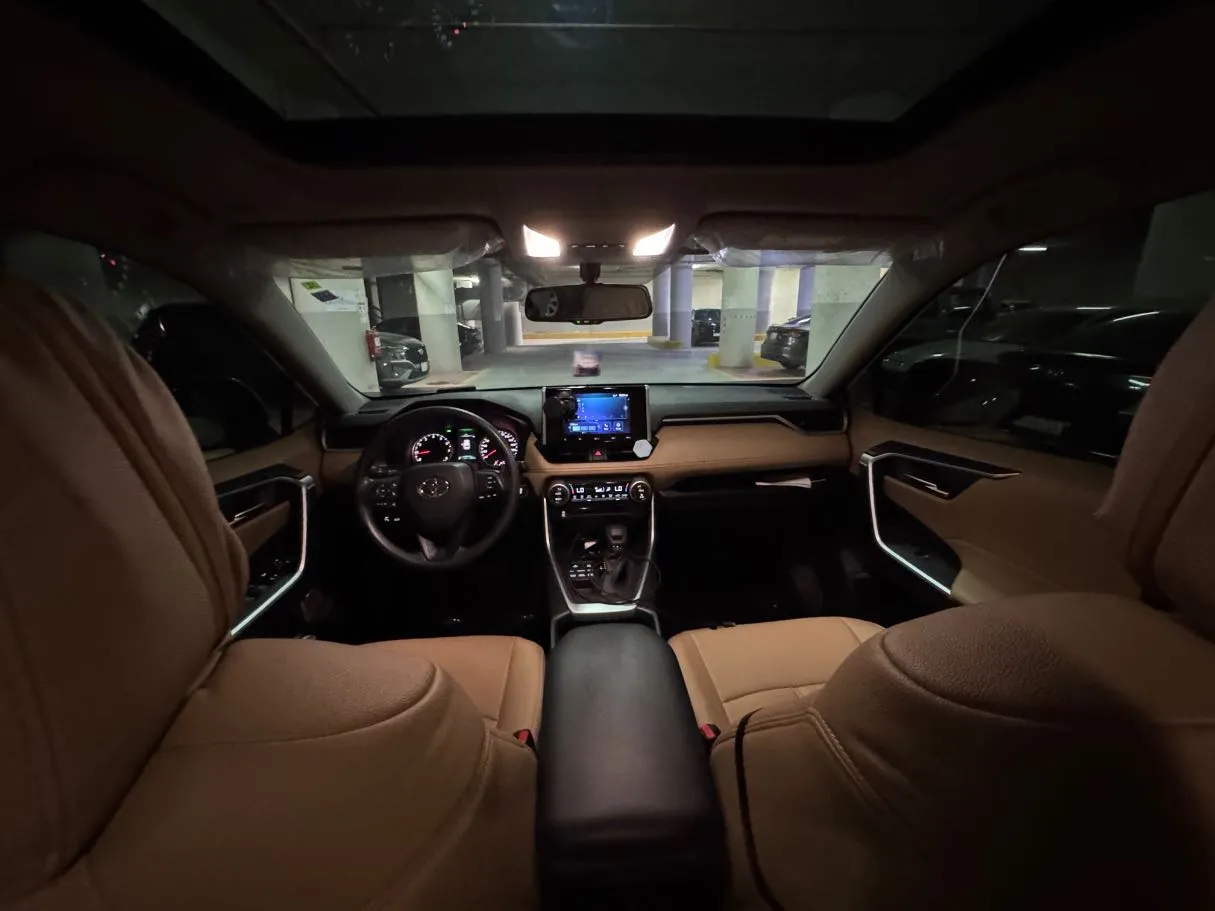 Car image 14