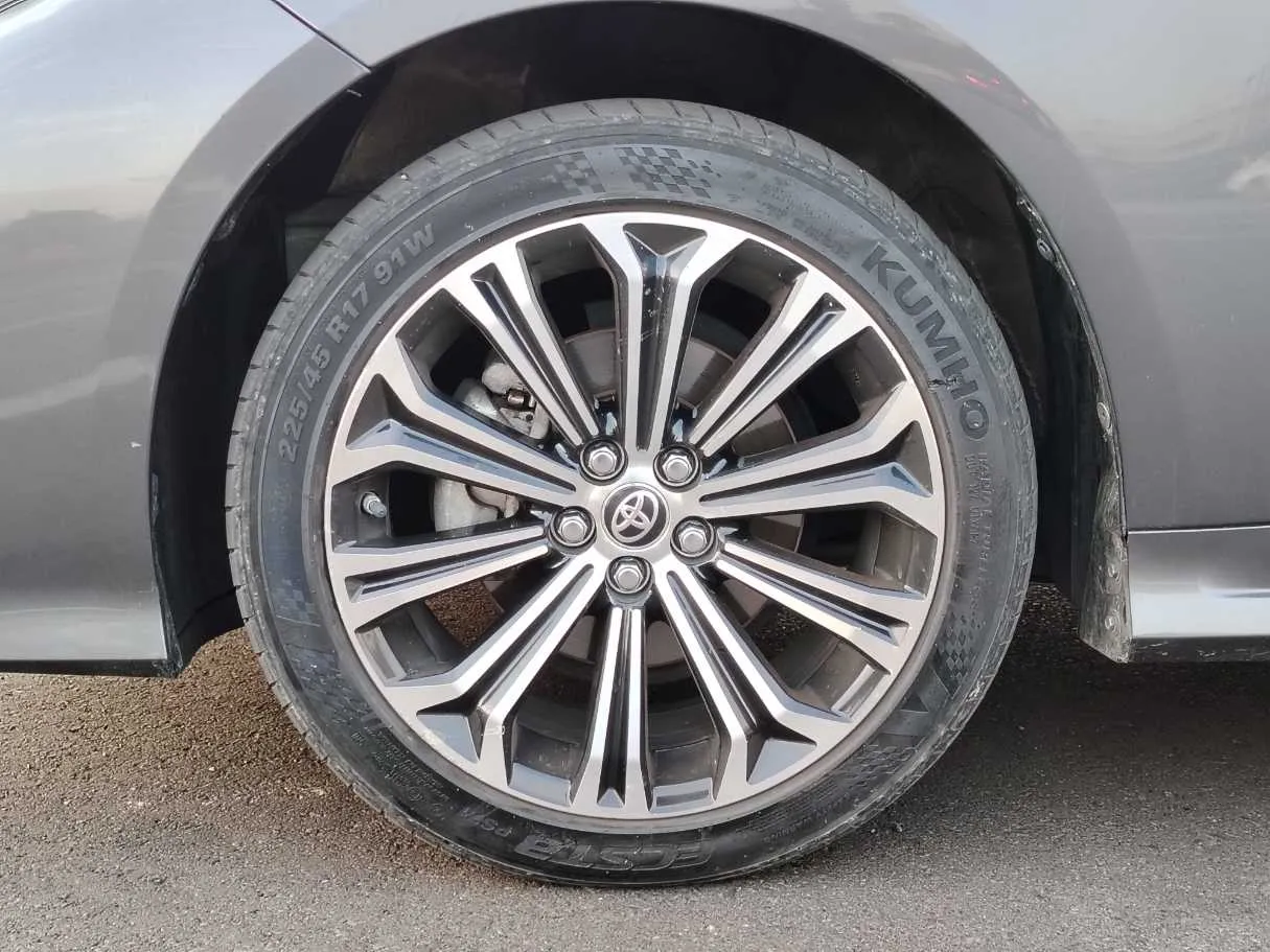 Car image 10