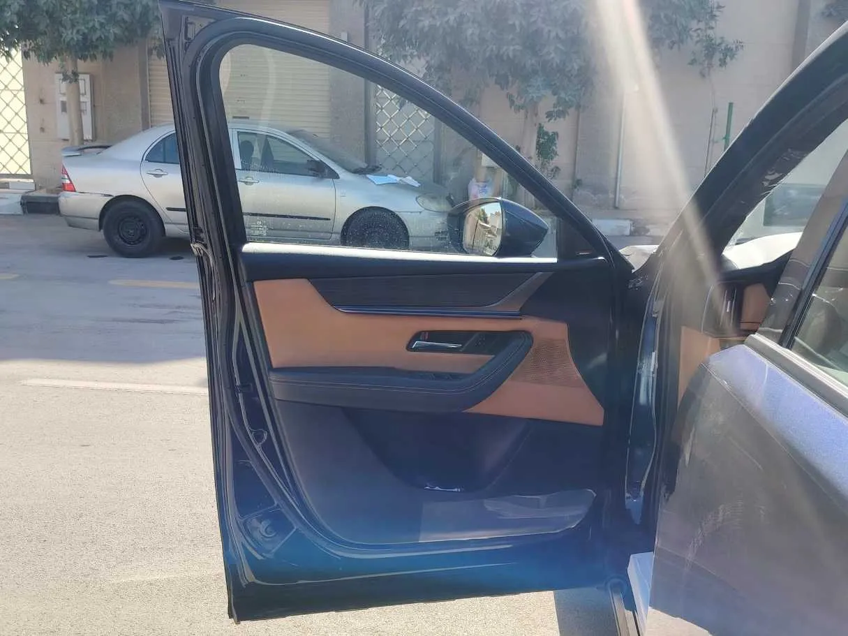 Car image 11