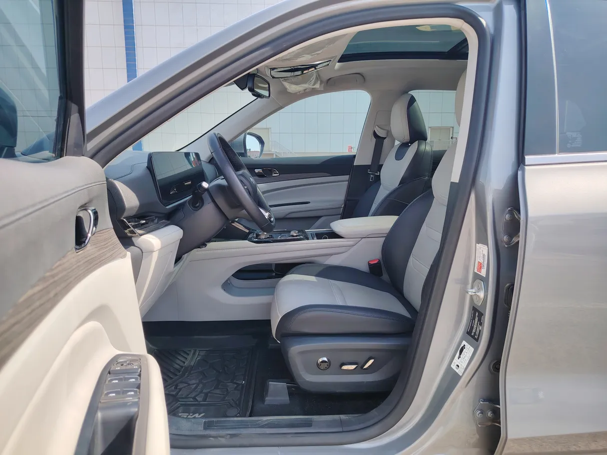 Car image 12