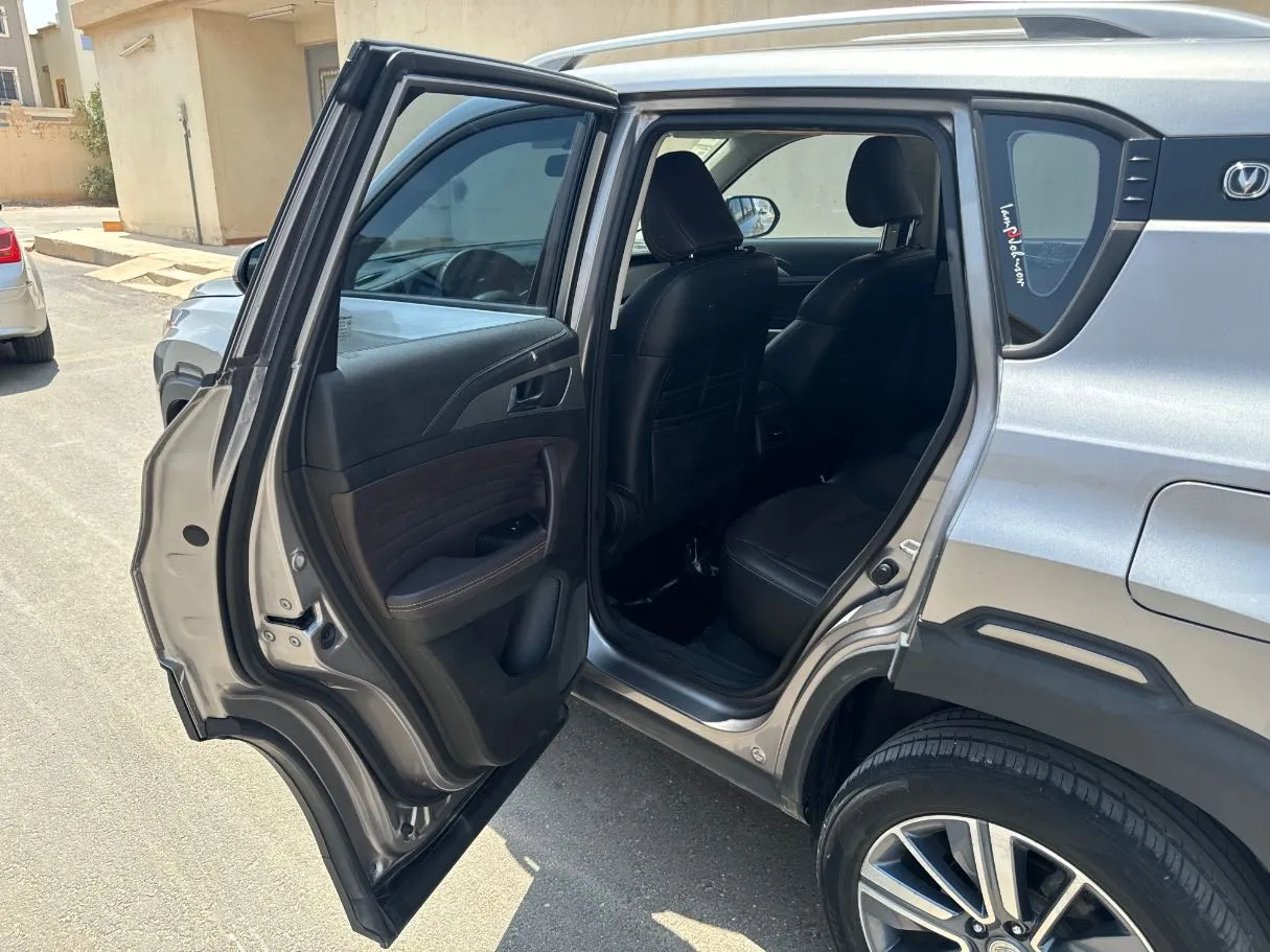 Car image 12