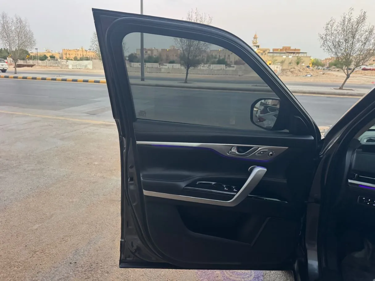 Car image 10