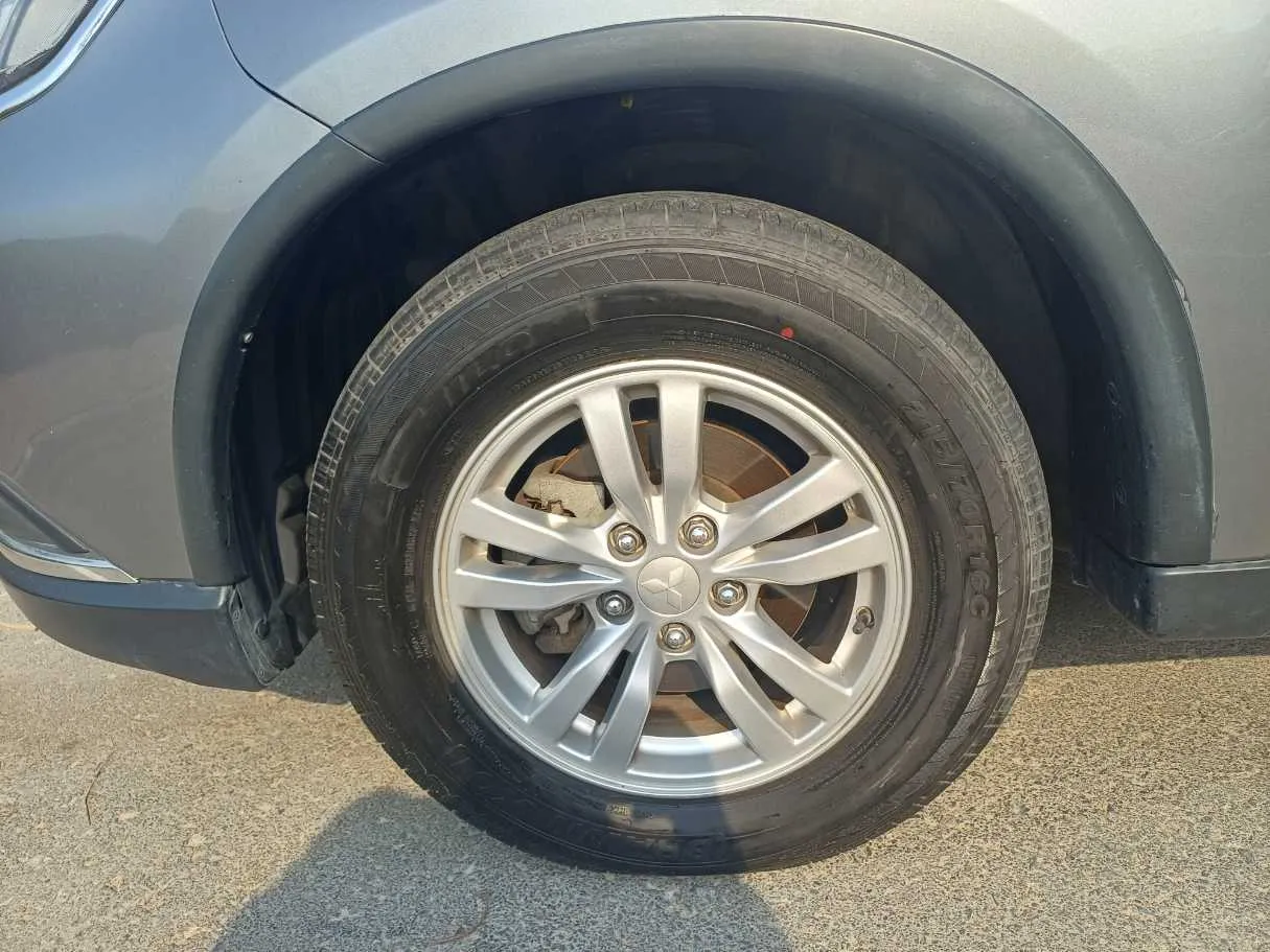 Car image 9