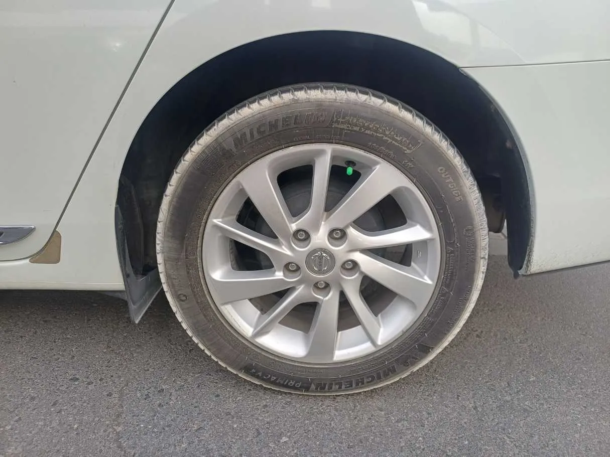 Car image 8