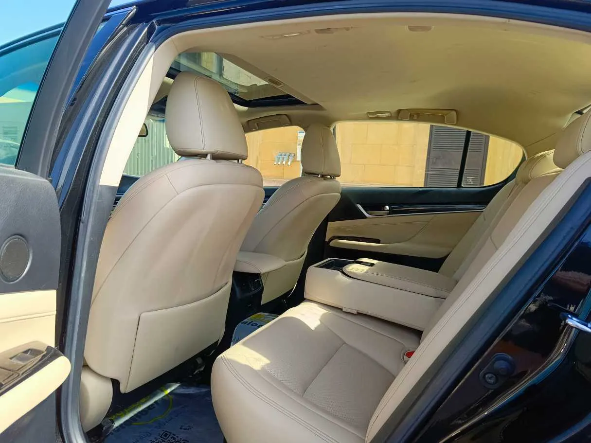Car image 18