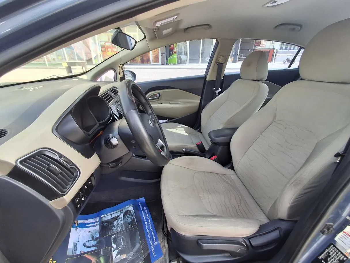 Car image 12