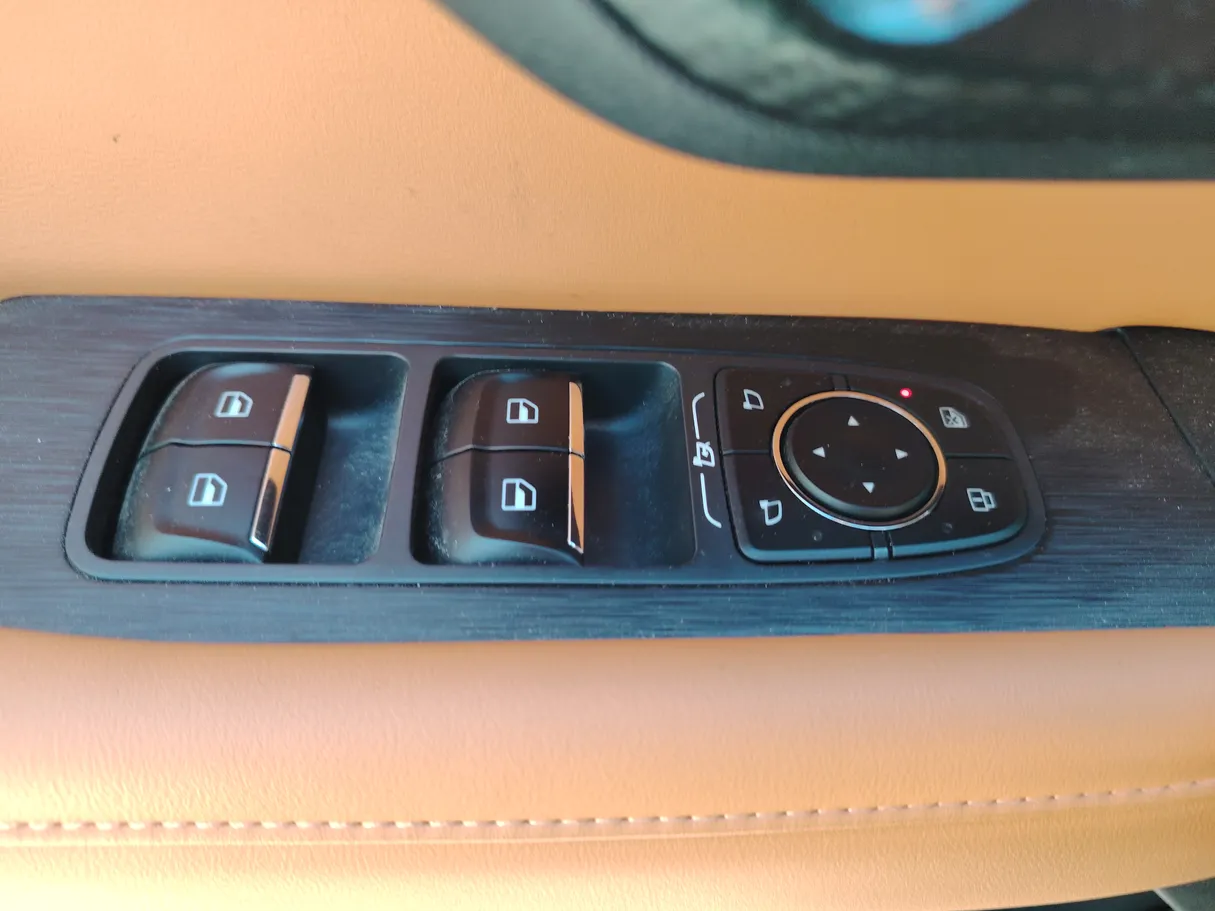 Car image 23