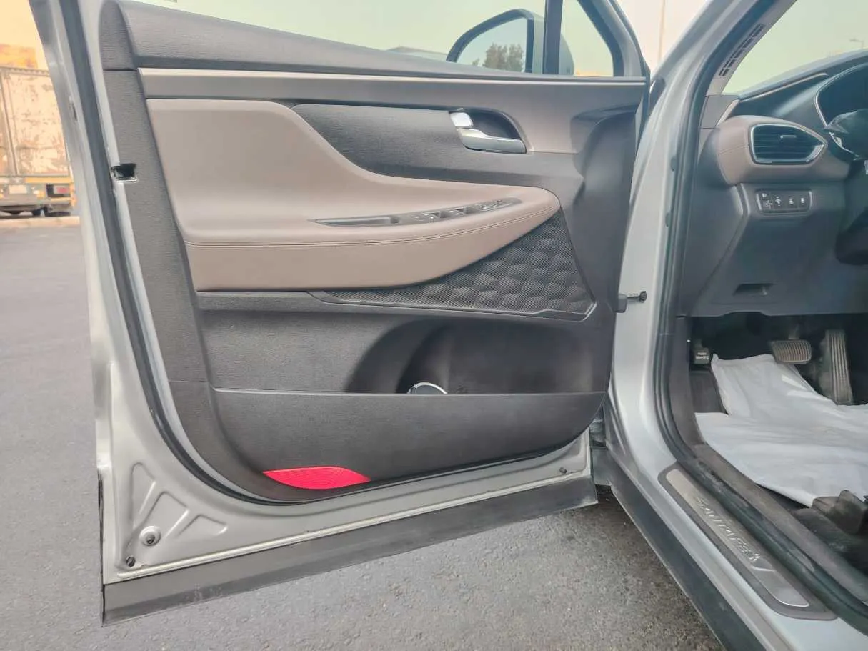 Car image 10
