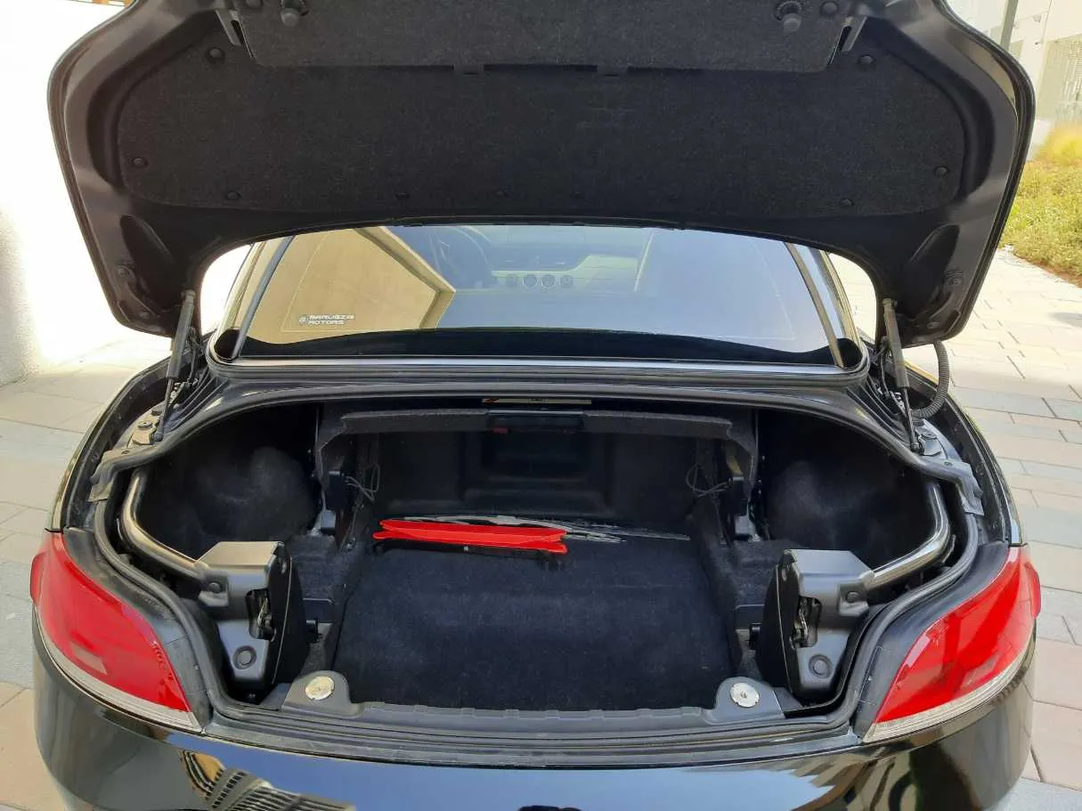Car image 17