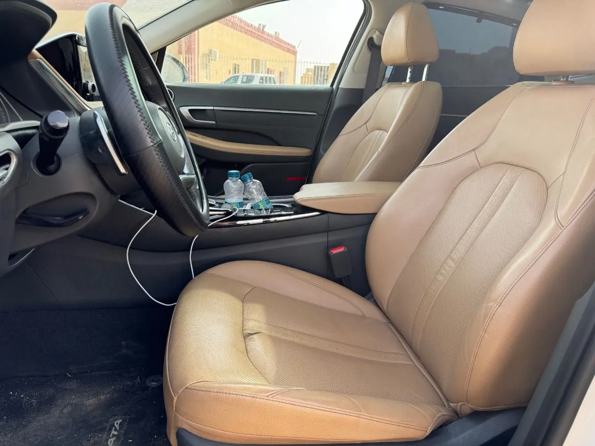 Car image 10