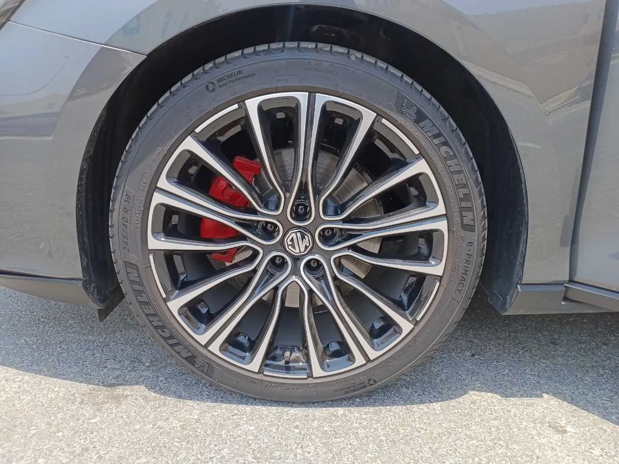 Car image 9