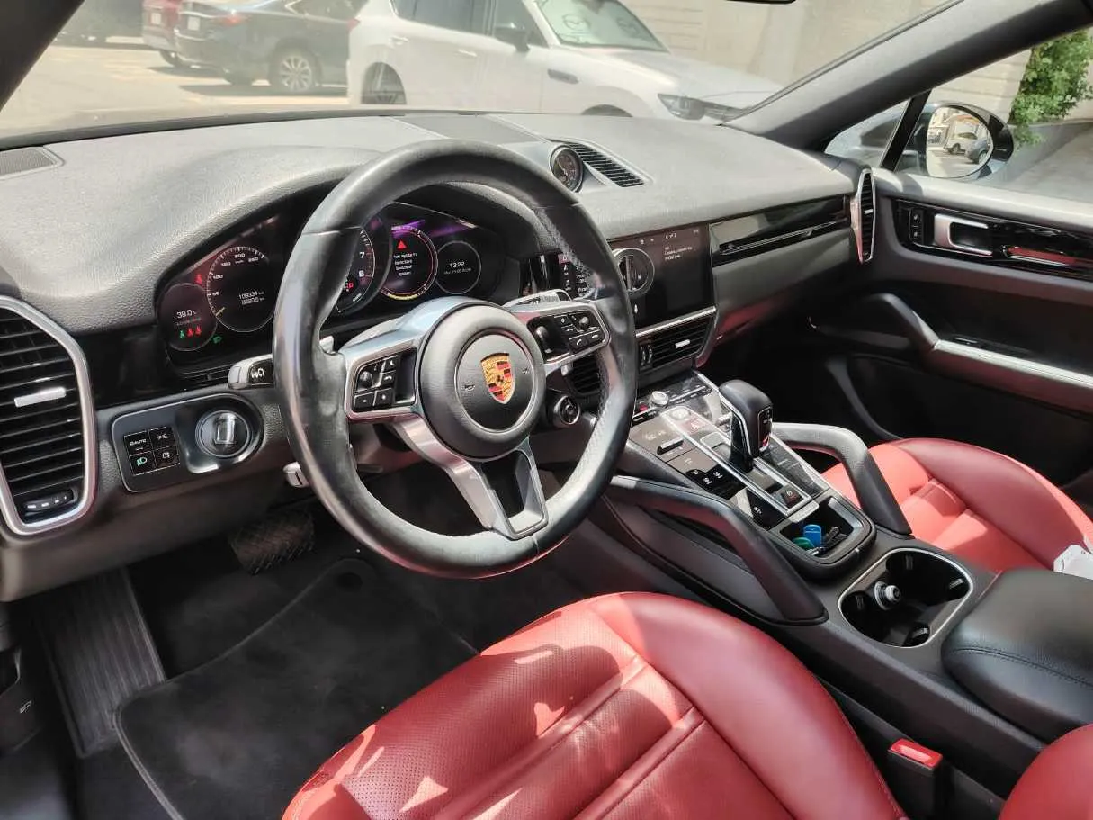 Car image 12