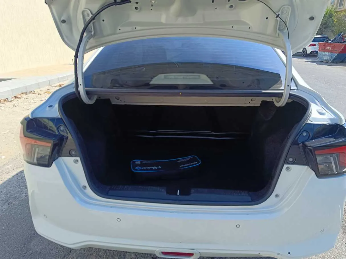 Car image 26