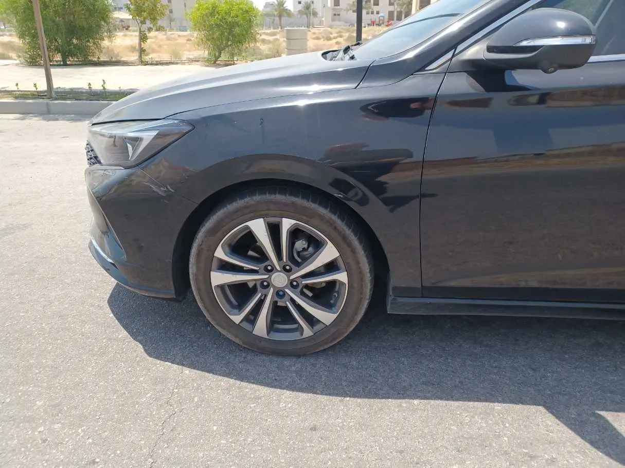 Car image 9