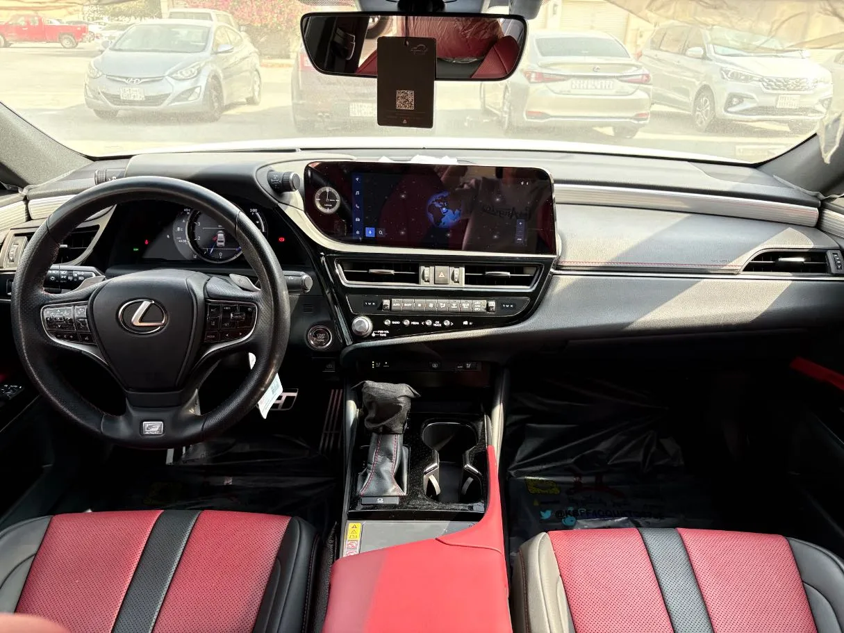 Car image 18