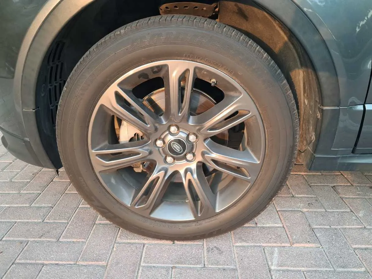 Car image 9