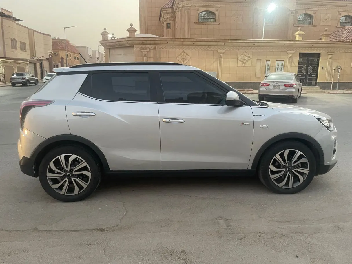 Car image 4