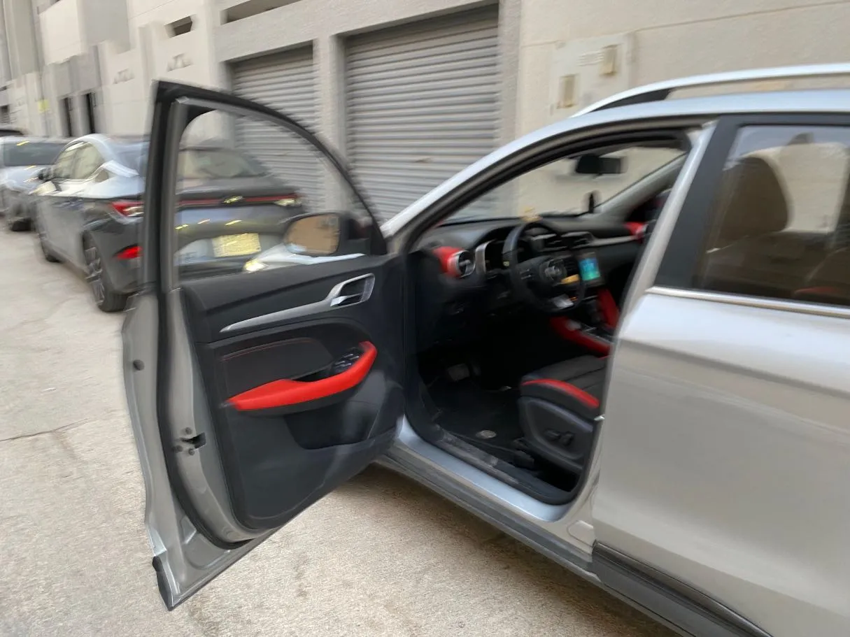 Car image 9