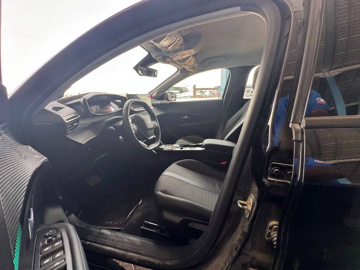 Car image 9